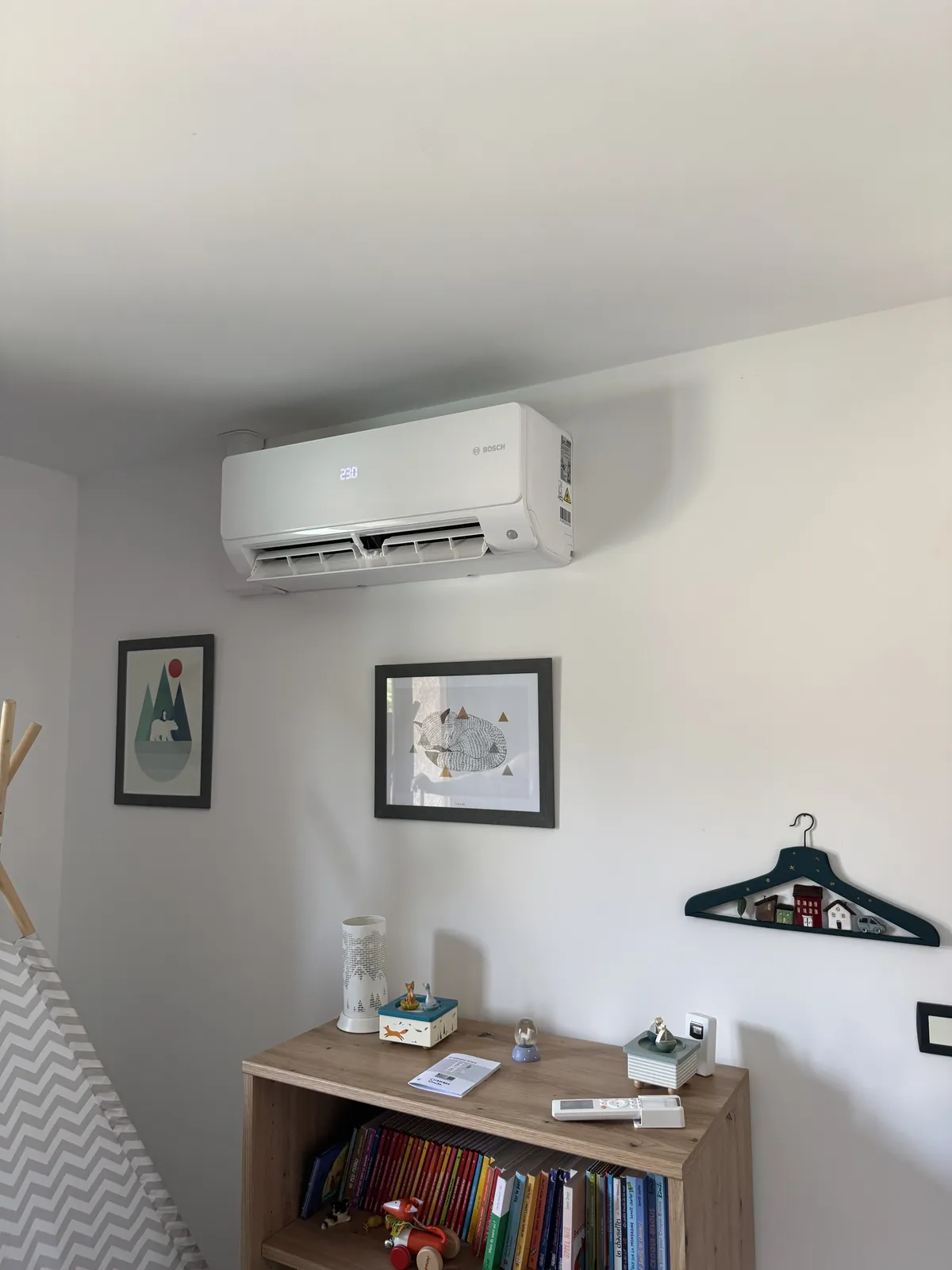 Climatisation murale installée dans une chambre