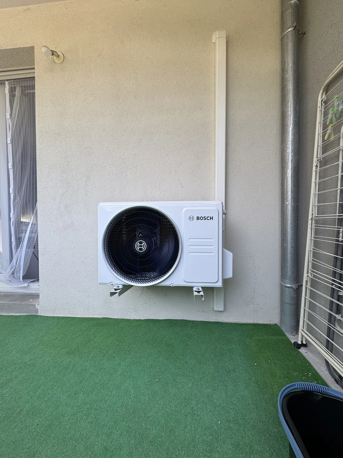 Unité extérieure de pompe à chaleur posée sur une terrasse