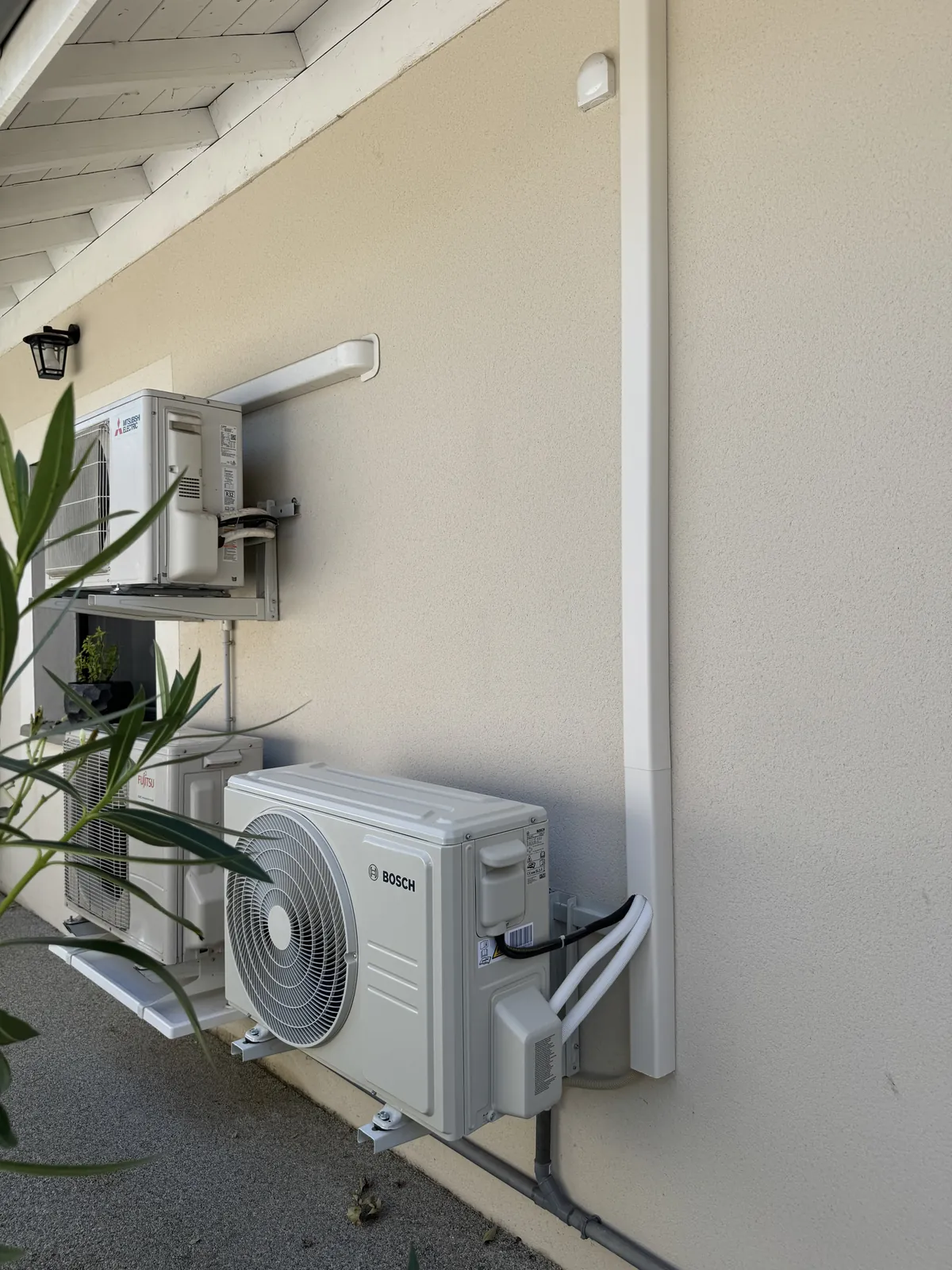 Deux unités extérieures de climatisation fixées sur une façade